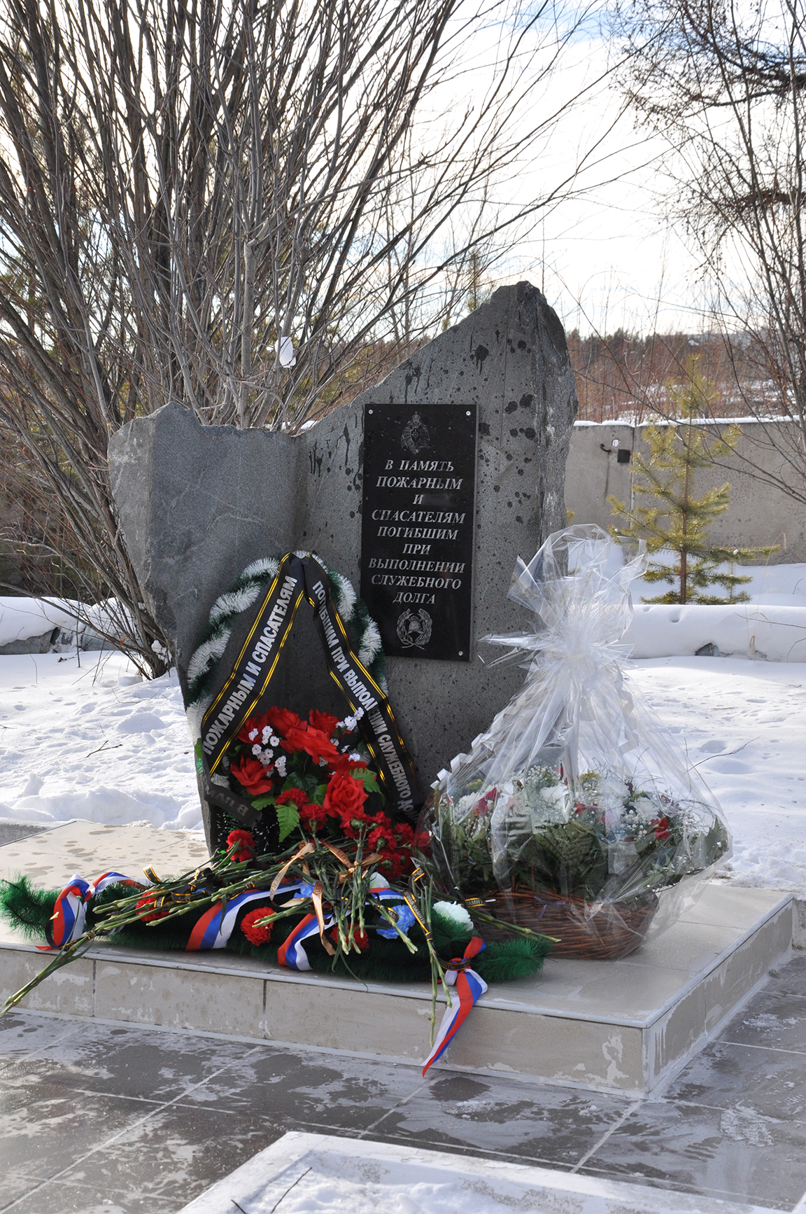 Памятный знак пожарным и спасателям - г. Нерюнгри, ул. Строителей 21 на  портале ВДПО.РФ